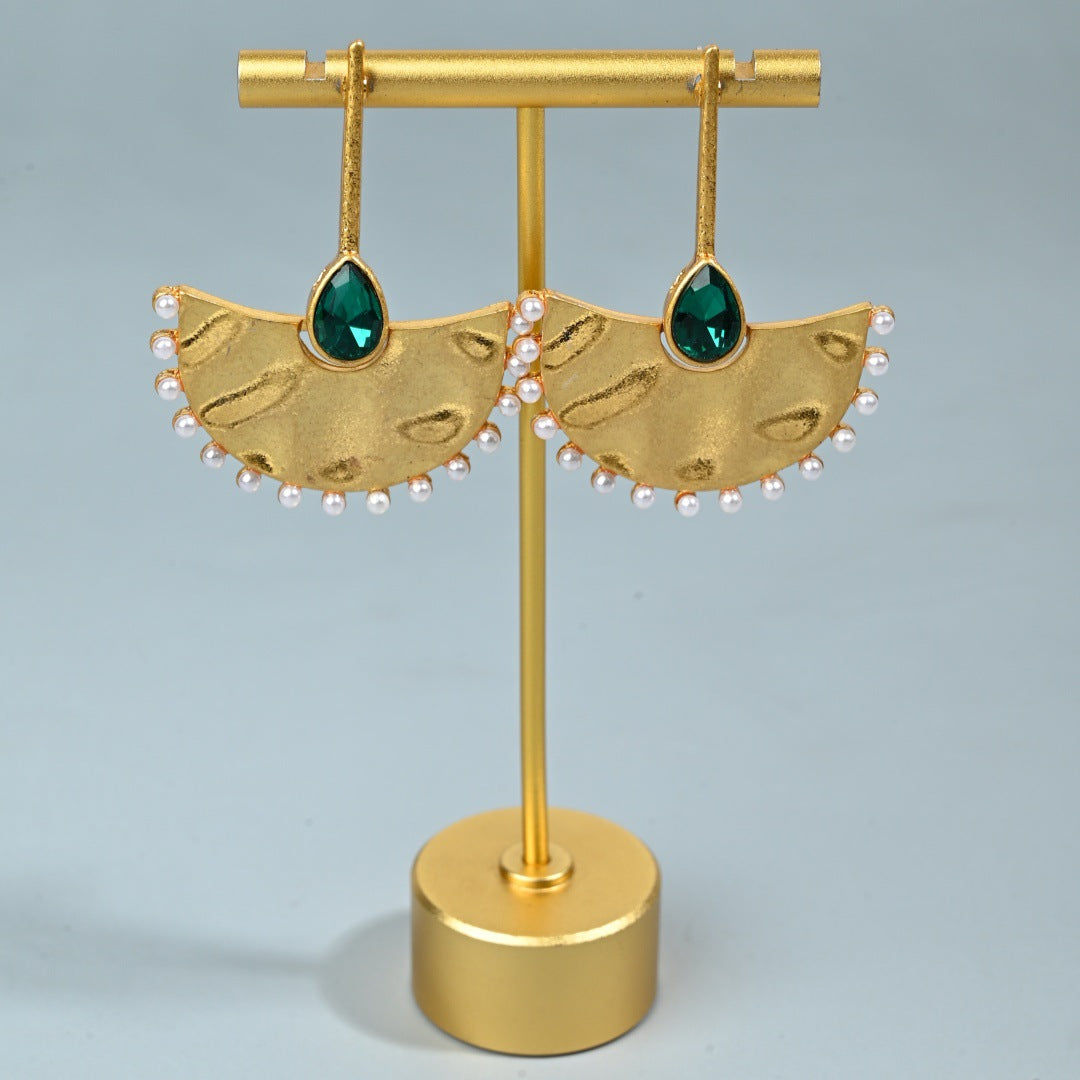 Retro Light-Luxury Gold Fan-Blade Pearl Stud Earrings